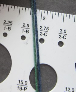 Using 2 side-by-side strands of yarn to estimate standard knitting needle size